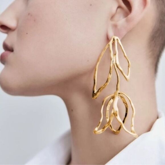 Gold Flower Tulip Earrings - Picture 3 of 13